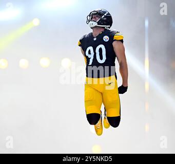 Pittsburgh, Stati Uniti. 22 settembre 2024. Il linebacker dei Pittsburgh Steelers T.J. Watt (90) corre sul campo prima dell'inizio della gara di apertura degli Steelers contro i Los Angeles Chargers all'Acrisure Stadium domenica 22 settembre 2024 a Pittsburgh. Foto di Archie Carpenter/UPI credito: UPI/Alamy Live News Foto Stock