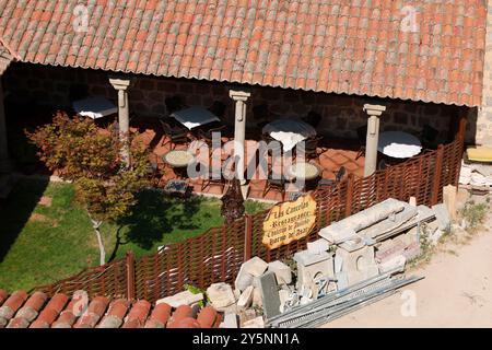 Avila, Castilla y Leon, Spagna - 17 agosto 2024: Ristorante tipico di roast beef e bistecche con giardino nel centro storico di Avila Foto Stock