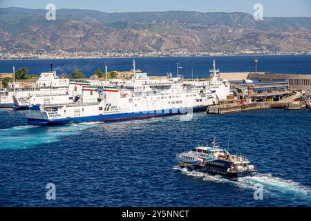 Messina Sicilia Italia,Porto di Messina,Porto di Messina,Mar Mediterraneo,stretto di Messina,aliscafo veloce traghetto passeggeri,Ammari Liberty Lines,Iginia R Foto Stock