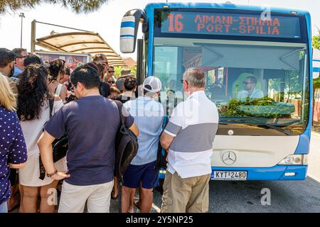 Corfù Grecia, nave NCL della Norwegian Cruise Line, itinerario di 10 giorni per fuggire dal Mar Mediterraneo, porto di Corfù, terminal delle navi da crociera, autobus blu n. 16, imbarco passeggeri, uomini Foto Stock