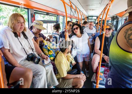 Corfù Grecia, nave NCL della Norwegian Cruise Line, itinerario di 10 giorni per fuggire dal Mar Mediterraneo, Porto Corfù, passeggeri uomini donne coppie, in piedi seduti affollati Foto Stock