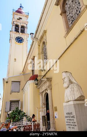 Corfù, Grecia, città vecchia, via Agiou Spiridonos, Chiesa Santa di San Spyridon, greco-ortodossa, ingresso esterno anteriore, orologio del campanile, nav. Singolo Foto Stock