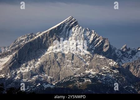 Garmisch-Partenkirchen, Bayern, Deutschland 22. Settembre 2024: Ein Spätsommertag bei Garmisch-Partenkirchen. Hier der Blick auf die Alpspitze, Fels, Berg, Gipfel, Bergsteigen, Alpin, Schnee, Wahrzeichen *** Garmisch Partenkirchen, Baviera, Germania 22 settembre 2024 Una tarda giornata estiva nei pressi di Garmisch Partenkirchen qui la vista dell'Alpspitze, della roccia, della montagna, della cima, dell'alpinismo, alpino, neve, punto di riferimento Foto Stock