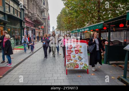 Persone che camminano accanto a ristoranti all'aperto in Göd, via Jósika, Budapest Ungheria Foto Stock