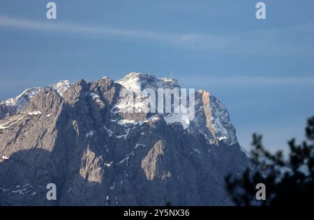 Garmisch-Partenkirchen, Bayern, Deutschland 22. Settembre 2024: Ein Spätsommertag bei Garmisch-Partenkirchen. Hier der Blick auf die Zugspitze, Fels, Berg, Gipfel, Bergsteigen, Alpin, Schnee, Wahrzeichen *** Garmisch Partenkirchen, Baviera, Germania 22 settembre 2024 Una tarda giornata estiva nei pressi di Garmisch Partenkirchen qui la vista dello Zugspitze, roccia, montagna, vetta, alpinismo, alpino, neve, punto di riferimento Foto Stock