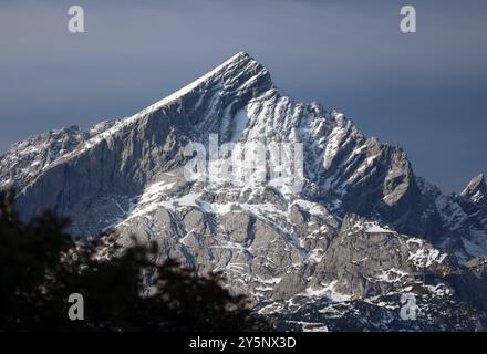 Garmisch-Partenkirchen, Bayern, Deutschland 22. Settembre 2024: Ein Spätsommertag bei Garmisch-Partenkirchen. Hier der Blick auf die Alpspitze, Fels, Berg, Gipfel, Bergsteigen, Alpin, Schnee, Wahrzeichen *** Garmisch Partenkirchen, Baviera, Germania 22 settembre 2024 Una tarda giornata estiva nei pressi di Garmisch Partenkirchen qui la vista dell'Alpspitze, della roccia, della montagna, della cima, dell'alpinismo, alpino, neve, punto di riferimento Foto Stock