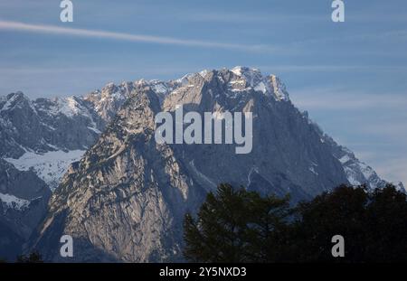 Garmisch-Partenkirchen, Bayern, Deutschland 22. Settembre 2024: Ein Spätsommertag bei Garmisch-Partenkirchen. Hier der Blick auf den Waxenstein und dahinter die Zugspitze, Wettersteingebirge, Wettersteinmassiv, Berge, Bergsteigen, Felsmassiv *** Garmisch Partenkirchen, Baviera, Germania 22 settembre 2024 Una tarda giornata estiva nei pressi di Garmisch Partenkirchen qui la vista del Waxenstein e dietro di esso lo Zugspitze, il Wettersteingebirge, il massiccio del Wetterstein, le montagne, l'alpinismo, masso di roccia Foto Stock