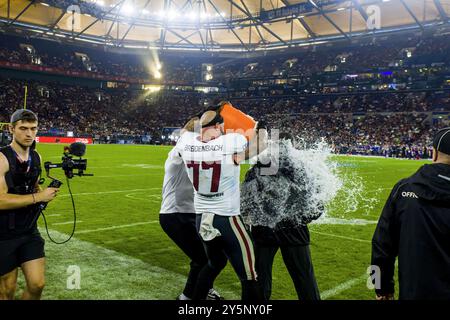 European League of Football, ELF/ finale 2024: Rhein Fire vs Vienna Vikings su 22. 2024 sett., nella VELTINS-Arena , Gelsenkirchen , Germania, Sven Breidenbach OT # 77-Festa degli allenatori con doccia /Jim Tomsula /Head coach Rhein Fire Foto Stock