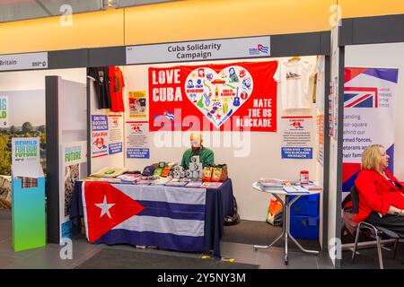 Liverpool, Regno Unito. 22 SETTEMBRE 2024. Stand della campagna di solidarietà a Cuba alla conferenza del Partito Laburista. Credito Milo Chandler/Alamy Live News Foto Stock