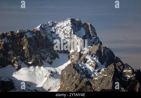 Garmisch-Partenkirchen, Bayern, Deutschland 22. Settembre 2024: Ein Spätsommertag bei Garmisch-Partenkirchen. Hier der Blick auf die Zugspitze, Fels, Berg, Gipfel, Bergsteigen, Alpin, Schnee, Wahrzeichen, Schnee, Eis *** Garmisch Partenkirchen, Baviera, Germania 22 settembre 2024 Una tarda giornata estiva nei pressi di Garmisch Partenkirchen qui la vista dello Zugspitze, la roccia, la montagna, la cima, l'alpinismo, alpino, neve, punto di riferimento, neve, ghiaccio Foto Stock