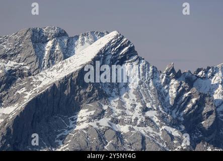 Garmisch-Partenkirchen, Bayern, Deutschland 22. Settembre 2024: Ein Spätsommertag bei Garmisch-Partenkirchen. Hier der Blick auf die Alpspitze, Fels, Berg, Gipfel, Bergsteigen, Alpin, Schnee, Wahrzeichen *** Garmisch Partenkirchen, Baviera, Germania 22 settembre 2024 Una tarda giornata estiva nei pressi di Garmisch Partenkirchen qui la vista dell'Alpspitze, della roccia, della montagna, della cima, dell'alpinismo, alpino, neve, punto di riferimento Foto Stock