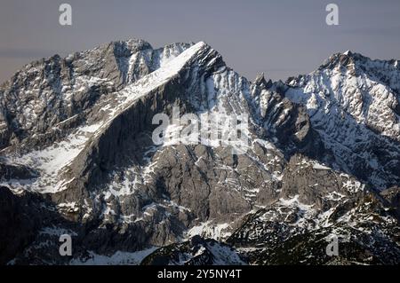 Garmisch-Partenkirchen, Bayern, Deutschland 22. Settembre 2024: Ein Spätsommertag bei Garmisch-Partenkirchen. Hier der Blick auf die Alpspitze, Fels, Berg, Gipfel, Bergsteigen, Alpin, Schnee, Wahrzeichen *** Garmisch Partenkirchen, Baviera, Germania 22 settembre 2024 Una tarda giornata estiva nei pressi di Garmisch Partenkirchen qui la vista dell'Alpspitze, della roccia, della montagna, della cima, dell'alpinismo, alpino, neve, punto di riferimento Foto Stock