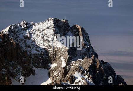 Garmisch-Partenkirchen, Bayern, Deutschland 22. Settembre 2024: Ein Spätsommertag bei Garmisch-Partenkirchen. Hier der Blick auf die Zugspitze, Fels, Berg, Gipfel, Bergsteigen, Alpin, Schnee, Wahrzeichen, Schnee, Eis *** Garmisch Partenkirchen, Baviera, Germania 22 settembre 2024 Una tarda giornata estiva nei pressi di Garmisch Partenkirchen qui la vista dello Zugspitze, la roccia, la montagna, la cima, l'alpinismo, alpino, neve, punto di riferimento, neve, ghiaccio Foto Stock