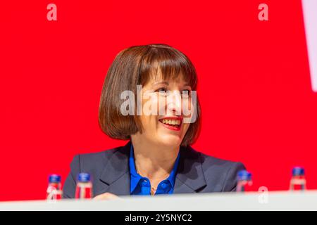 Liverpool, Regno Unito. 22 SETTEMBRE 2024. Rachel Reeves guarda il discorso di Angela Rayners alla Conferenza del Partito Laburista. Credito Milo Chandler/Alamy Live News Foto Stock