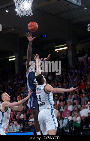 Amburgo, Germania. 22 settembre 2024. Amburgo, Germania, 22 settembre 2024: Trevion Williams ( 50 Berlino ) durante la partita di Bundesliga easyCredit tra Veolia Towers Hamburg e Alba Berlin all'Inselpark Arena di Amburgo, GERMANIA. (Julia Kneissl/SPP) credito: SPP Sport Press Photo. /Alamy Live News Foto Stock