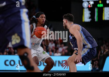 Amburgo, Germania. 22 settembre 2024. Amburgo, Germania, 22 settembre 2024: Keondre Kennedy ( 11 Amburgo ) durante la partita di Bundesliga easyCredit tra Veolia Towers Hamburg e Alba Berlin all'Inselpark Arena di Amburgo, GERMANIA. (Julia Kneissl/SPP) credito: SPP Sport Press Photo. /Alamy Live News Foto Stock