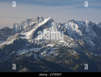 Garmisch-Partenkirchen, Bayern, Deutschland 22. Settembre 2024: Ein Spätsommertag bei Garmisch-Partenkirchen. Hier der Blick auf die Alpspitze, Fels, Berg, Gipfel, Bergsteigen, Alpin, Schnee, Wahrzeichen *** Garmisch Partenkirchen, Baviera, Germania 22 settembre 2024 Una tarda giornata estiva nei pressi di Garmisch Partenkirchen qui la vista dell'Alpspitze, della roccia, della montagna, della cima, dell'alpinismo, alpino, neve, punto di riferimento Foto Stock