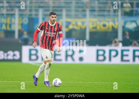 Milano, Italia. 22 settembre 2024. Milano, 22 settembre 2024: Il capitano Theo Hernandez (19 Milano) controlla il pallone durante la partita di calcio seria A tra FC Internazionale e AC Milan a San Siro a Milano. (Daniela Porcelli/SPP) credito: SPP Sport Press Photo. /Alamy Live News Foto Stock