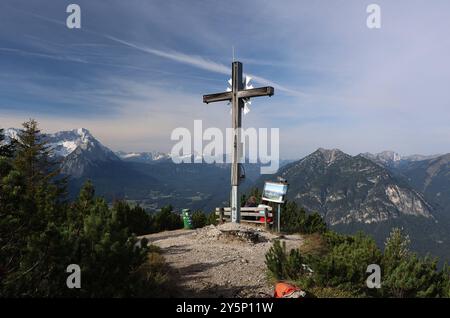 Garmisch-Partenkirchen, Bayern, Deutschland 22. Settembre 2024: Ein Spätsommertag bei Garmisch-Partenkirchen. Hier der Blick auf das Gipfelkreuz Farchanter Kreuz mit Blick auf die Zugspitze li. Und Kramer re. *** Garmisch Partenkirchen, Baviera, Germania 22 settembre 2024 Un giorno di fine estate vicino a Garmisch Partenkirchen qui la vista della cima attraversa Farchanter Kreuz con una vista della Zugspitze sinistra e Kramer destra Foto Stock