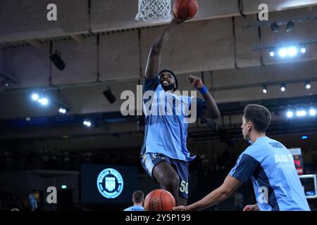 Amburgo, Germania. 22 settembre 2024. Amburgo, Germania, 22 settembre 2024: Trevion Williams ( 50 Berlino ) durante la partita di Bundesliga easyCredit tra Veolia Towers Hamburg e Alba Berlin all'Inselpark Arena di Amburgo, GERMANIA. (Julia Kneissl/SPP) credito: SPP Sport Press Photo. /Alamy Live News Foto Stock