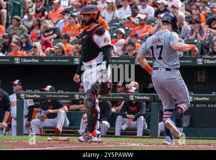 Baltimora, Stati Uniti. 22 settembre 2024. BALTIMORE, MD - 22 SETTEMBRE: La seconda base dei Detroit Tigers, Jace Jung (17), passa il ricevitore dei Baltimore Orioles Adley Rutschman (35) sulla sua rete in una partita della MLB tra Baltimore Orioles e Detroit Tigers, il 22 settembre 2024 all'Oriole Park a Camden Yards, a Baltimora, Maryland. (Foto di Tony Quinn/SipaUSA) credito: SIPA USA/Alamy Live News Foto Stock