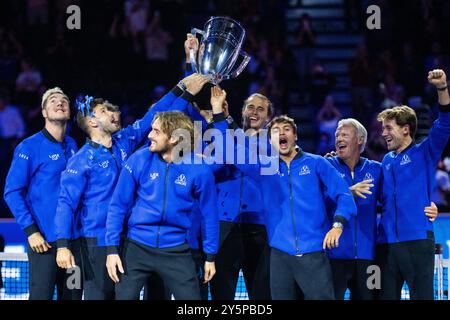 Berlino, Germania. 22 settembre 2024. Tennis: Laver Cup, Uber Arena: Il team Europe vince la Laver Cup e festeggia con il trofeo. Crediti: Christophe Gateau/dpa/Alamy Live News Foto Stock