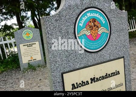 Una lapide umoristica dedicata agli ex sapori della compagnia di gelati Ben & Jerry presso il Flavor Graveyard fuori dalla fabbrica Ben & Jerry a Waterbury, Vermont. Foto Stock