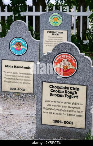 Una lapide umoristica dedicata agli ex sapori della compagnia di gelati Ben & Jerry presso il Flavor Graveyard fuori dalla fabbrica Ben & Jerry a Waterbury, Vermont. Foto Stock