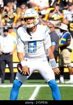 Pittsburgh, Stati Uniti. 22 settembre 2024. Il quarterback dei Los Angeles Chargers Taylor Heinicke (8) reagisce dopo un sack al quarto quarto quarto all'Acrisure Stadium domenica 22 settembre 2024 a Pittsburgh. Foto di Archie Carpenter/UPI credito: UPI/Alamy Live News Foto Stock