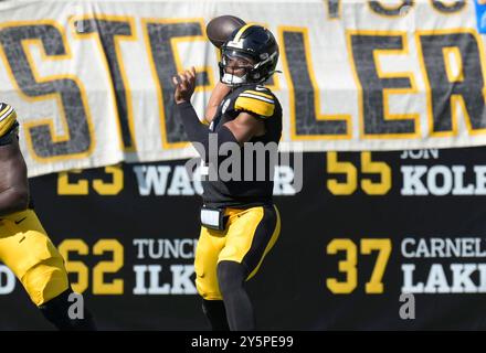 Pittsburgh, Stati Uniti. 22 settembre 2024. Il quarterback dei Pittsburgh Steelers Justin Fields (2) lanciò nel quarto periodo della vittoria degli Steelers 20-10 contro i Los Angeles Chargers all'Acrisure Stadium domenica 22 settembre 2024 a Pittsburgh. Foto di Archie Carpenter/UPI credito: UPI/Alamy Live News Foto Stock