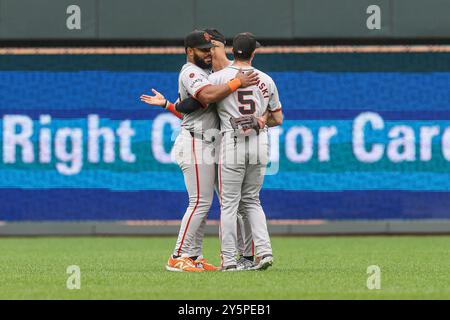 Kansas City, Missouri, Stati Uniti. 22 settembre 2024. L'esterno dei San Francisco Giants Heliot Ramos (17), l'esterno dei San Francisco Giants Grant McCray (58) e l'esterno dei San Francisco Giants Mike Yastrzemski (5) reagiscono alla vittoria del 2-0 sui Kansas City Royals al Kauffman Stadium di Kansas City, Missouri. David Smith/CSM (immagine di credito: © David Smith/Cal Sport Media). Crediti: csm/Alamy Live News Foto Stock