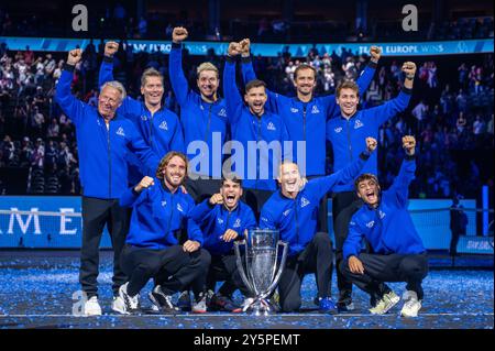 Berlino, Germania. 22 settembre 2024. Tennis: Laver Cup, Uber Arena: Il team Europe vince la Laver Cup e festeggia con il trofeo. Crediti: Christophe Gateau/dpa/Alamy Live News Foto Stock