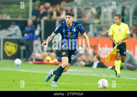 Milano, Italia. 22 settembre 2024. Milano, 22 settembre 2024: Alessandro bastoni (95 Inter) controlla il pallone durante la partita di calcio seria A tra FC Internazionale e AC Milan a San Siro A Milano. (Daniela Porcelli/SPP) credito: SPP Sport Press Photo. /Alamy Live News Foto Stock