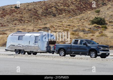 High Desert, California meridionale, Stati Uniti - 21 settembre 2024: Airstream classico mostrato viaggiando sulla i-14. Foto Stock