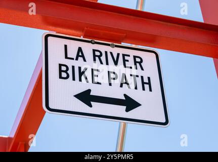 LA River Bike Path segnaletica sulla struttura del ponte in metallo con freccia a due vie. Foto Stock