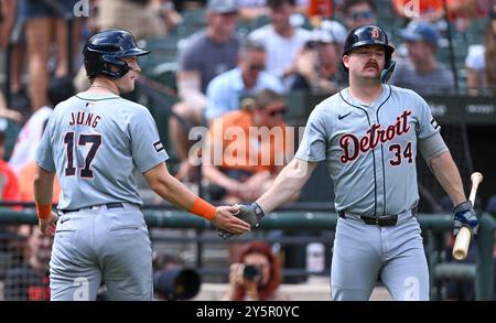 Jace Jung dei Detroit Tigers (17) viene accolto da Jake Rogers (34) dopo aver segnato contro i Baltimore Orioles durante il secondo inning dell'ultima gara della stagione regolare a Camden Yards a Baltimore, Maryland, domenica 22 settembre 2024. Foto di David Tulis/UPI Foto Stock