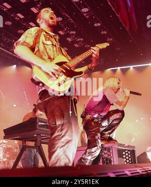 Amburgo, Germania. 22 settembre 2024. Mike Shinoda (l) ed Emily Armstrong della band statunitense Linkin Park in un concerto alla Barclays Arena. Credito: Christian Charisius/dpa/Alamy Live News Foto Stock