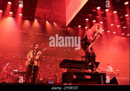 Amburgo, Germania. 22 settembre 2024. Mike Shinoda (l) ed Emily Armstrong della band statunitense Linkin Park in un concerto alla Barclays Arena. Credito: Christian Charisius/dpa/Alamy Live News Foto Stock