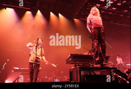 Amburgo, Germania. 22 settembre 2024. Mike Shinoda (l) ed Emily Armstrong della band statunitense Linkin Park in un concerto alla Barclays Arena. Credito: Christian Charisius/dpa/Alamy Live News Foto Stock