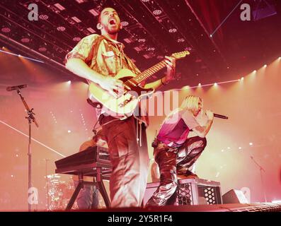 Amburgo, Germania. 22 settembre 2024. Mike Shinoda (l) ed Emily Armstrong della band statunitense Linkin Park in un concerto alla Barclays Arena. Credito: Christian Charisius/dpa/Alamy Live News Foto Stock