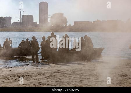 I reenattori della seconda guerra mondiale e i soldati statunitensi assegnati alla 82nd Airborne Division e alla 101st Airborne Division si preparano ad attraversare il fiume Waal durante il Waal River Crossing come parte del 80 ° anniversario dell'operazione Market Garden a Nijmegen, Paesi Bassi, 20 settembre 2024. 48 soldati statunitensi diedero la loro vita nell'acqua sotto lo storico ponte sul fiume Waal il 20 settembre 1944, assicurandosi il controllo nazista durante l'invasione alleata dell'Europa e la liberazione dei Paesi Bassi. (Foto U.S. Army del sergente Austin Robertson) Foto Stock