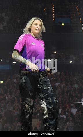 Amburgo, Germania. 22 settembre 2024. Emily Armstrong della band statunitense Linkin Park in un concerto alla Barclays Arena. Armstrong ha indossato una maglia della nazionale tedesca di calcio per il bis. Credito: Christian Charisius/dpa/Alamy Live News Foto Stock