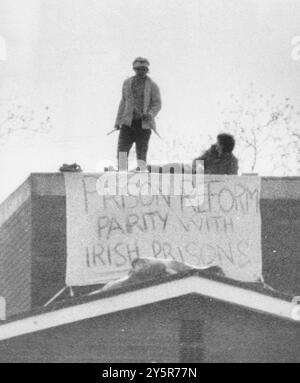 I PRIGIONIERI PROTESTANO SUL TETTO DELLA PRIGIONE DI ALBANY, ISOLA DI WIGHT. LA TARGHETTA LEGGE. RIFORMA CARCERARIA, PARITÀ CON I PRIGIONIERI IRLANDESI. PIC MIKE WALKER, 1983 Foto Stock