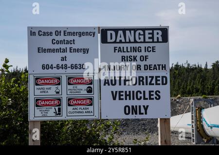 Contatto di emergenza, pericolo e veicoli autorizzati segnalano solo su NL 10 a Fermeuse, Terranova e Labrador, Canada Foto Stock