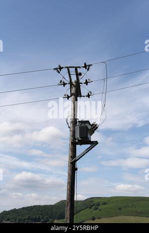 Linea di trasmissione dell'energia elettrica rurale e trasformatore in Inghilterra linea elettrica nazionale del Regno Unito Foto Stock