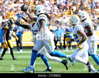 Pittsburgh, Stati Uniti. 22 settembre 2024. Il linebacker dei Los Angeles Chargers Bud Dupree (48) celebra il suo intercetto nella prima metà della vittoria dei Pittsburgh Steelers 20-10 all'Acrisure Stadium domenica 22 settembre 2024 a Pittsburgh. Foto di Archie Carpenter/UPI credito: UPI/Alamy Live News Foto Stock