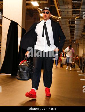 Atlanta, Stati Uniti. 22 settembre 2024. Il tight end Travis Kelce dei Kansas City Chiefs entra nello stadio prima della partita contro gli Atlanta Falcons al Mercedes Benz Stadium domenica 22 settembre 2024 ad Atlanta, Georgia. Foto di Mike Zarrilli/UPI credito: UPI/Alamy Live News Foto Stock