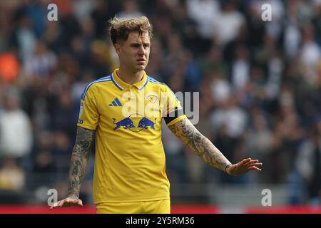 Cardiff, Regno Unito. 21 settembre 2024. Joe Rodon di Leeds Utd guarda. Partita del campionato EFL Skybet, Cardiff City contro Leeds Utd al Cardiff City Stadium di Cardiff, Galles, sabato 21 settembre 2024. Questa immagine può essere utilizzata solo per scopi editoriali. Solo per uso editoriale, foto di Andrew Orchard/Andrew Orchard fotografia sportiva/Alamy Live news credito: Andrew Orchard fotografia sportiva/Alamy Live News Foto Stock