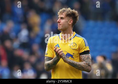 Cardiff, Regno Unito. 21 settembre 2024. Joe Rodon di Leeds Utd si occupa della partita. Partita del campionato EFL Skybet, Cardiff City contro Leeds Utd al Cardiff City Stadium di Cardiff, Galles, sabato 21 settembre 2024. Questa immagine può essere utilizzata solo per scopi editoriali. Solo per uso editoriale, foto di Andrew Orchard/Andrew Orchard fotografia sportiva/Alamy Live news credito: Andrew Orchard fotografia sportiva/Alamy Live News Foto Stock