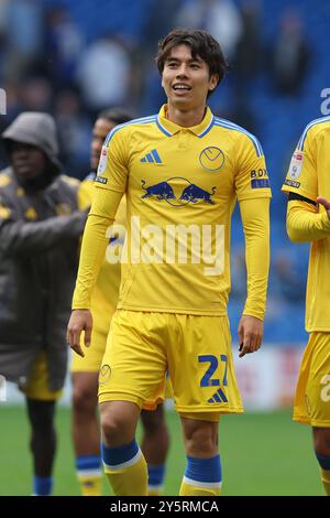 Cardiff, Regno Unito. 21 settembre 2024. Ao Tanaka di Leeds Utd si occupa della partita. Partita del campionato EFL Skybet, Cardiff City contro Leeds Utd al Cardiff City Stadium di Cardiff, Galles, sabato 21 settembre 2024. Questa immagine può essere utilizzata solo per scopi editoriali. Solo per uso editoriale, foto di Andrew Orchard/Andrew Orchard fotografia sportiva/Alamy Live news credito: Andrew Orchard fotografia sportiva/Alamy Live News Foto Stock